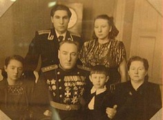 С. С. Бирюзов в кругу семьи